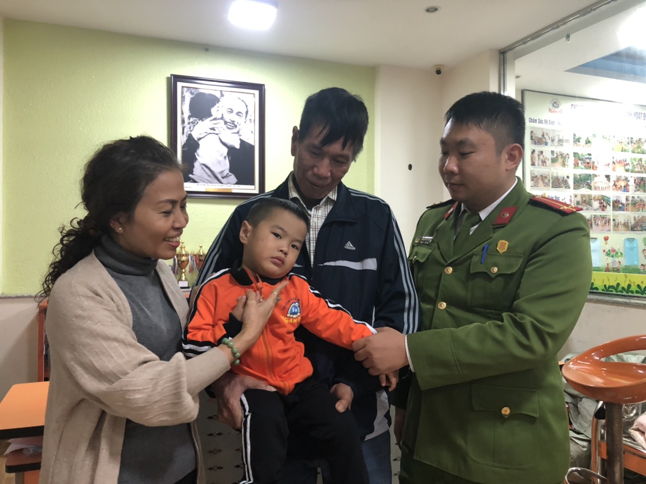 Công an phường Hạ Lý (quận Hồng Bàng) và Trường mầm mon Ngân Hà – Sao Việt 4: Trao trả cháu bé đi lạc về gia đình